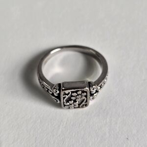 Elegant Silver Floral Ring